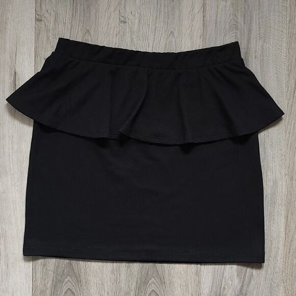 Women's Garage Size Large Black Peplum Skirt - Picture 2 of 5
